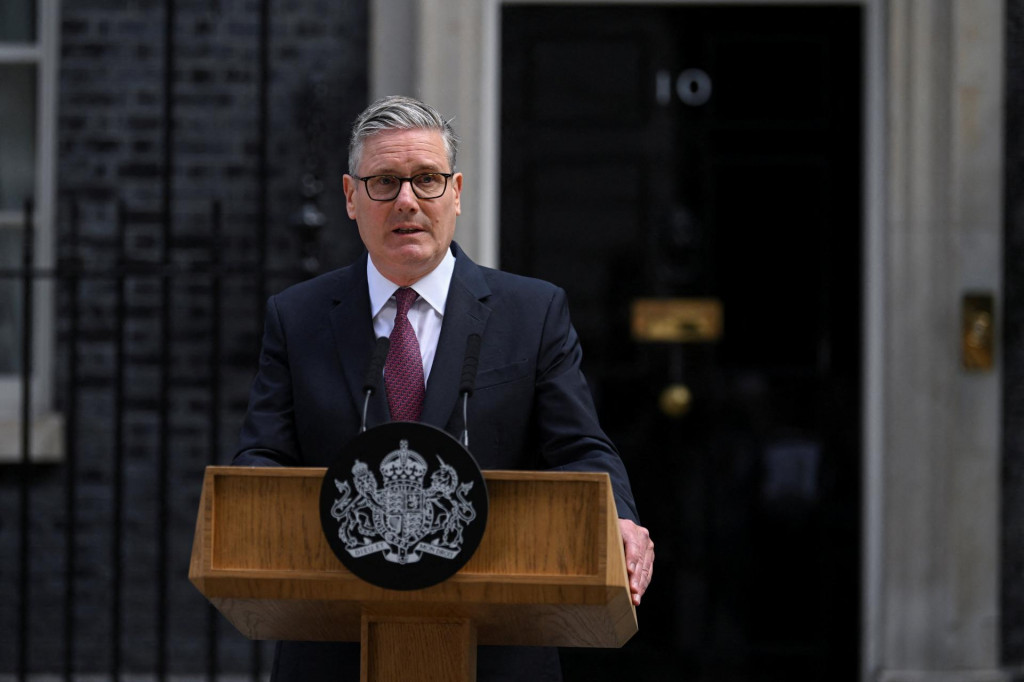 Britsk&yacute; predseda vl&aacute;dy sir Keir Starmer oznamuje svoju rezign&aacute;ciu pred vchodom do svojho premiersk&eacute;ho s&iacute;dla na Downing Street 10 v Lond&yacute;ne. FOTO: REUTERS