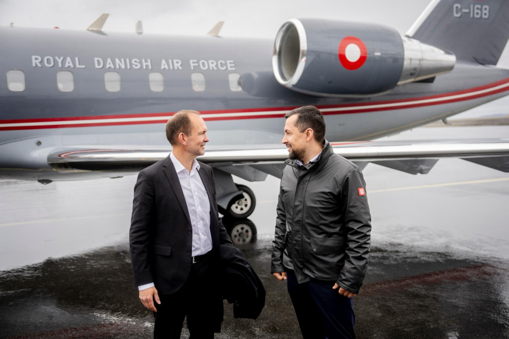 WA 7 Nuuk - D&aacute;nsky minister obrany Jeppe Bruus Christensen (vľavo), ktor&eacute;ho v&iacute;ta gr&oacute;nsky minister zahraničn&yacute;ch vec&iacute;, obchodu a nerastn&yacute;ch surov&iacute;n Mute B. Egede na letisku v gr&oacute;nskej metropole Nuuk. FOTO: TASR/AP