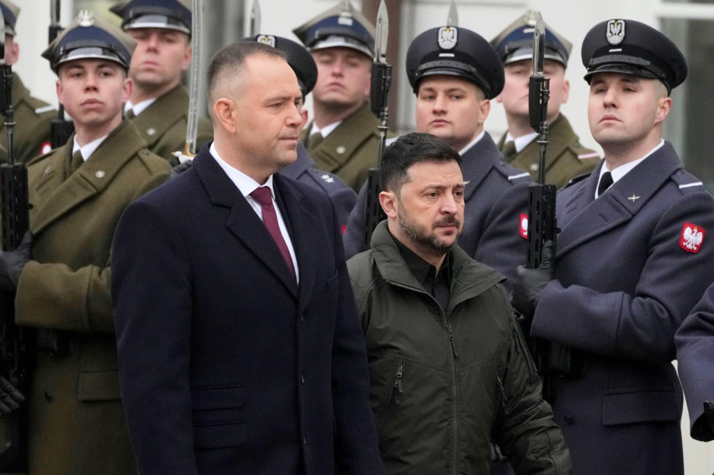 Na arch&iacute;vnej sn&iacute;mke z 19. decembra 2025 poľsk&yacute; prezident Karol Nawrocki a ukrajinsk&yacute; prezident Volodymyr Zelenskyj kr&aacute;čaj&uacute; počas uv&iacute;tacieho ceremoni&aacute;lu vo Var&scaron;ave. FOTO: TASR/AP