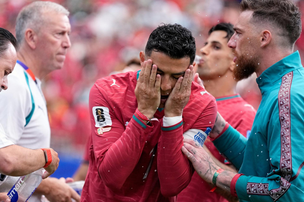 Futbalista Portugalska Cristiano Ronaldo si nam&aacute;ča tv&aacute;r počas z&aacute;pasu K-skupiny Portugalsko &ndash; Uzbekistan na majstrovstv&aacute;ch sveta vo futbale v americkom Houstone. FOTO: TASR/AP