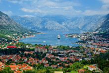 Kotorsk&yacute; z&aacute;liv pon&uacute;ka &uacute;chvatn&uacute; scen&eacute;riu, kde sa hory doslova zarez&aacute;vaj&uacute; do mora. FOTO: Unsplash/olga brajnovic