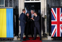 Britsk&yacute; premi&eacute;r Keir Starmer konč&iacute;, ale veľk&yacute;m probl&eacute;mom čelia aj nemeck&yacute; kancel&aacute;r Friedrich Merz a franc&uacute;zsky prezident Emmanuel Macron. FOTO: Reuters