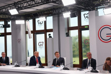 Eur&oacute;pski l&iacute;dri rozm&yacute;&scaron;ľaj&uacute;, ako sa zbaviť z&aacute;vislosti od rozmarov americk&eacute;ho prezidenta Donalda Trumpa (druh&yacute; zľava). FOTO: Reuters