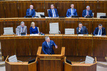 Kabinet m&aacute; tiež schv&aacute;liť 35 &uacute;loh pre jednotliv&eacute; rezorty. FOTO: TASR/Jaroslav Nov&aacute;k