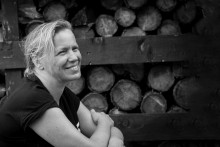 Profesorka Veronika Kotr&aacute;dyov&aacute;, interi&eacute;rov&aacute; a n&aacute;bytkov&aacute; dizajn&eacute;rka, p&ocirc;sob&iacute; na Fakulte architekt&uacute;ry a dizajnu STU v Bratislave. FOTO: arch&iacute;v V. Kotr&aacute;dyovej