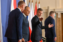 Premi&eacute;ri kraj&iacute;n Vy&scaron;ehradskej &scaron;tvorky (V4) sprava Robert Fico (Slovensko), P&eacute;ter Magyar (Maďarsko), Donald Tusk (Poľsko) a Andrej Babi&scaron; (Česko) p&oacute;zuj&uacute; počas tlačovej konferencie v r&aacute;mci summitu premi&eacute;rov vl&aacute;d kraj&iacute;n Vy&scaron;ehradskej &scaron;tvorky (V4) v maďarskom meste G&ouml;d&ouml;llő v utorok 23. j&uacute;na 2026. FOTO: TASR/AP
