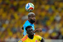 Futbalista Kolumbie Davinson Sanchez (žlt&yacute; dres) a hr&aacute;č Konžskej demokratickej republiky (KDR) bojuj&uacute; o loptu počas z&aacute;pasu. FOTO: TASR/AP