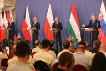 Stretnutie l&iacute;drov V4 - Robert Fico (Slovensko), P&eacute;ter Magyar (Maďarsko), Donald Tusk (Poľsko) a Andrej Babi&scaron; (Česko) FOTO: HN/Peter Mayer