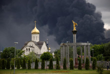 Dym st&uacute;pa z ropnej rafin&eacute;rie po &uacute;toku ukrajinsk&eacute;ho dronu. FOTO: Reuters