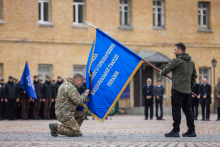 Pri pr&iacute;ležitosti Dňa obrancov Ukrajiny prezident Volodymyr Zelenskyj odovzdal bojov&uacute; z&aacute;stavu 20. operačnej brig&aacute;de Lubart. ktor&aacute; p&ocirc;sob&iacute; v r&aacute;mci 1. zboru Azov. FOTO: X/First Corps Azov of the National Guard of Ukraine
