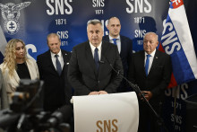 V popred&iacute; predseda SNS Andrej Danko a v pozad&iacute; zľava Monika Le&scaron;kov&aacute;, J&aacute;n Kri&scaron;anda, Adam Lučansk&yacute; a Milan Kov&aacute;č. FOTO: TASR/Pavel Neubauer