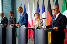 Poľsk&yacute; premi&eacute;r Donald Tusk, franc&uacute;zsky prezident Emmanuel Macron, nemeck&yacute; kancel&aacute;r Friedrich Merz, talianska premi&eacute;rka Giorgia Meloni a britsk&yacute; premi&eacute;r Keir Starmer. FOTO: Reuters