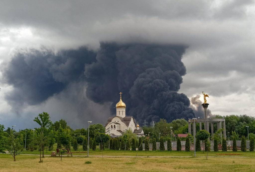 Z ropnej rafin&eacute;rie st&uacute;pa dym po &uacute;toku ukrajinsk&eacute;ho dronu. FOTO: Reuters