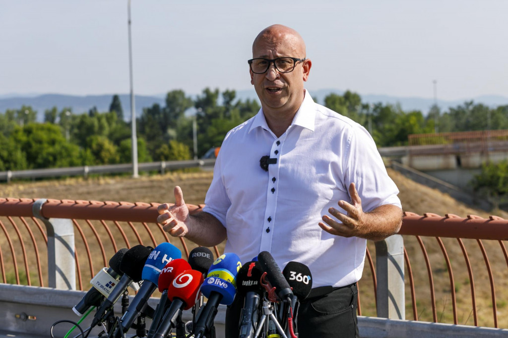 Na sn&iacute;mke minister dopravy a kandid&aacute;t na prim&aacute;tora Bratislavy Jozef R&aacute;ž. FOTO: TASR/D. Veselsk&yacute;