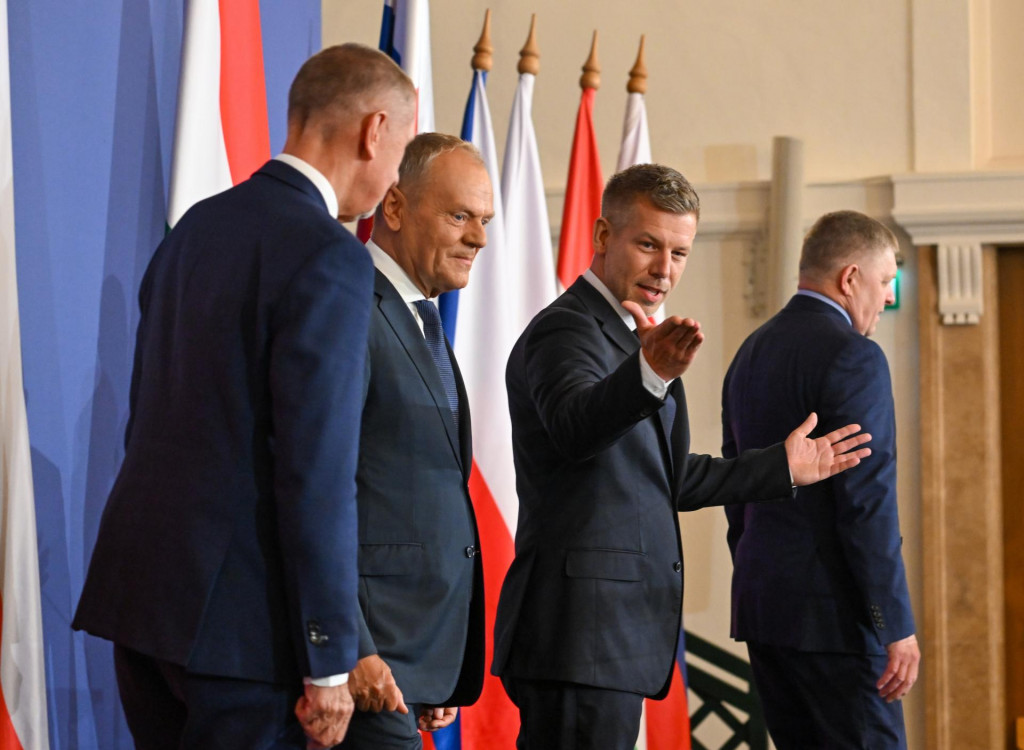 Premi&eacute;ri kraj&iacute;n Vy&scaron;ehradskej &scaron;tvorky (V4) sprava Robert Fico (Slovensko), P&eacute;ter Magyar (Maďarsko), Donald Tusk (Poľsko) a Andrej Babi&scaron; (Česko) p&oacute;zuj&uacute; počas tlačovej konferencie v r&aacute;mci summitu premi&eacute;rov vl&aacute;d kraj&iacute;n Vy&scaron;ehradskej &scaron;tvorky (V4) v maďarskom meste G&ouml;d&ouml;llő v utorok 23. j&uacute;na 2026. FOTO: TASR/AP
