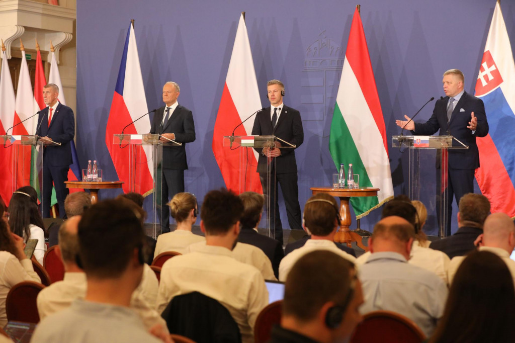 Stretnutie l&iacute;drov V4 - Robert Fico (Slovensko), P&eacute;ter Magyar (Maďarsko), Donald Tusk (Poľsko) a Andrej Babi&scaron; (Česko) FOTO: HN/Peter Mayer