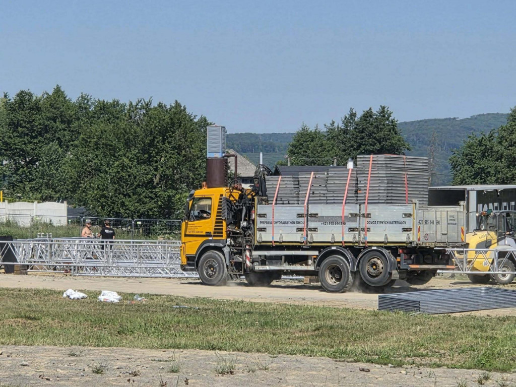 V stredu sa už v are&aacute;li pracuje naplno. FOTO: Facebook/Rock Pod Kameňom