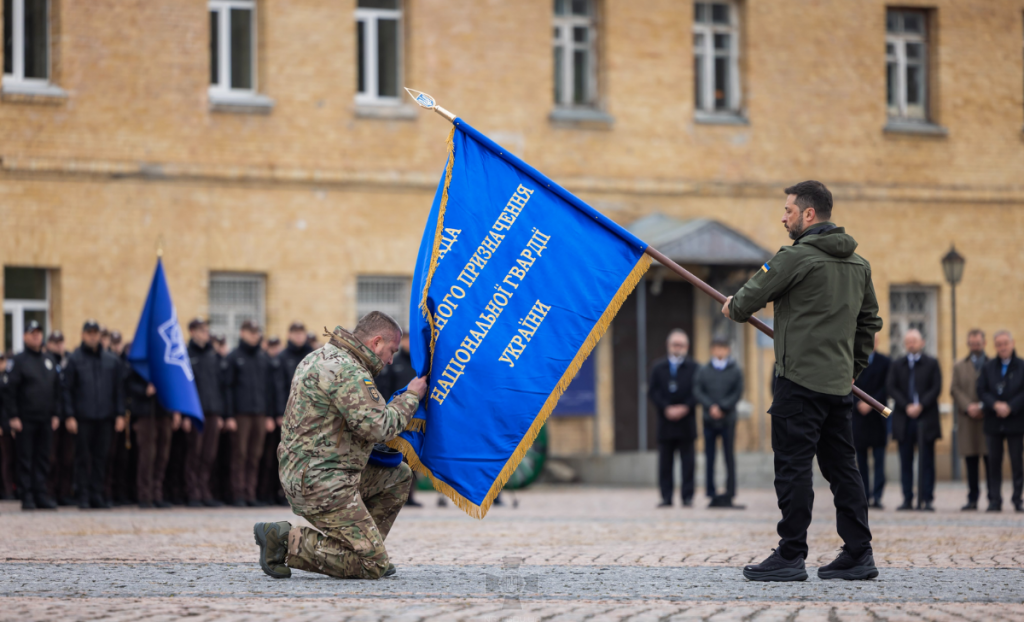 Pri pr&iacute;ležitosti Dňa obrancov Ukrajiny prezident Volodymyr Zelenskyj odovzdal bojov&uacute; z&aacute;stavu 20. operačnej brig&aacute;de Lubart. ktor&aacute; p&ocirc;sob&iacute; v r&aacute;mci 1. zboru Azov. FOTO: X/First Corps Azov of the National Guard of Ukraine