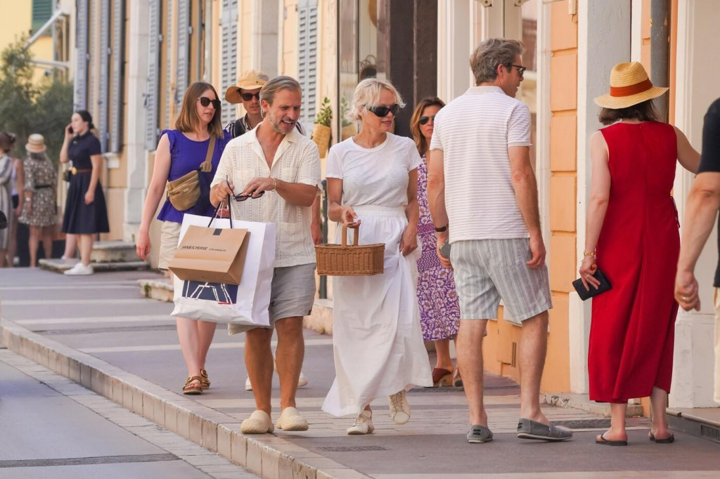 Pamela Anderson na prech&aacute;dzke po Saint-Tropez.