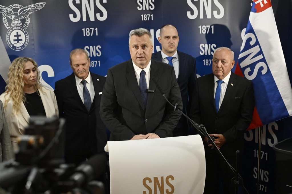 V popred&iacute; predseda SNS Andrej Danko a v pozad&iacute; zľava Monika Le&scaron;kov&aacute;, J&aacute;n Kri&scaron;anda, Adam Lučansk&yacute; a Milan Kov&aacute;č. FOTO: TASR/Pavel Neubauer