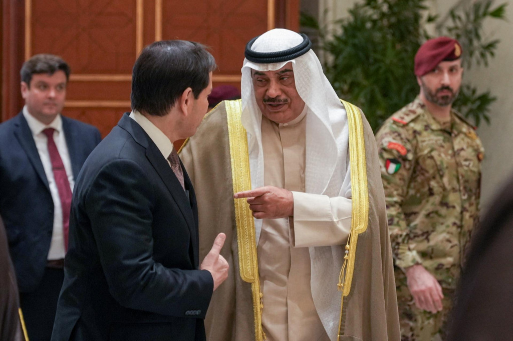 Americk&yacute; minister zahraničn&yacute;ch vec&iacute; Marco Rubio sa po stretnut&iacute; v pal&aacute;ci Bayan rozpr&aacute;va s kuvajtsk&yacute;m korunn&yacute;m princom &scaron;ejkom Sabahom Khaledom Al-Hamadom Al-Sabahom. FOTO: Reuters
