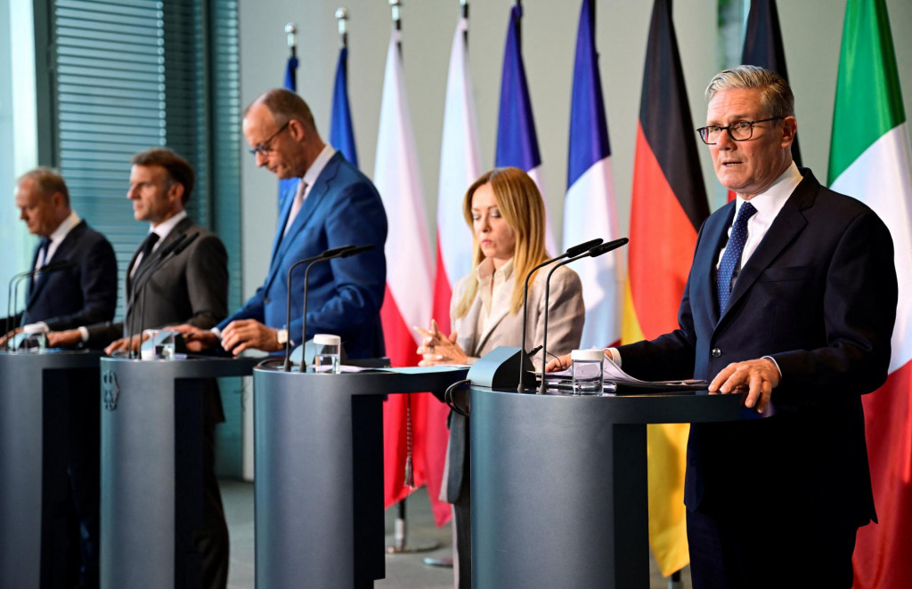 Poľsk&yacute; premi&eacute;r Donald Tusk, franc&uacute;zsky prezident Emmanuel Macron, nemeck&yacute; kancel&aacute;r Friedrich Merz, talianska premi&eacute;rka Giorgia Meloni a britsk&yacute; premi&eacute;r Keir Starmer. FOTO: Reuters