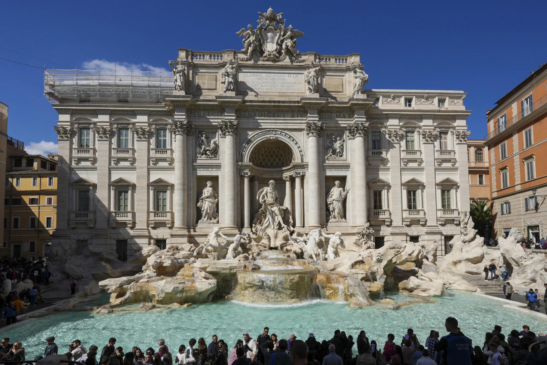 Vypadni! Turisti v R&iacute;me sa napriek z&aacute;kazu k&uacute;pu vo font&aacute;ne di Trevi, čakaj&uacute; ich mastn&eacute; pokuty