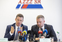 Prv&yacute; viceprezident Asoci&aacute;cie nemocn&iacute;c Slovenska (ANS) MUDr. Pamuk a minister zdravotn&iacute;ctva Kamil &Scaron;a&scaron;ko, MSc.