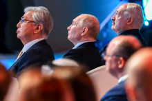 Zľava kaza&scaron;sk&yacute; prezident Kasym-Žomart Tokajev, rusk&yacute; prezident Vladimir Putin a bielorusk&yacute; prezident Alexander Luka&scaron;enko. FOTO: TASR/AP