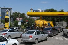 &Uacute;toky Ukrajincov na rusk&uacute; ropn&uacute; infra&scaron;trukt&uacute;ru sp&ocirc;sobuj&uacute; nedostatok paliva na pump&aacute;ch. FOTO: Reuters