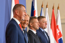 Premi&eacute;ri kraj&iacute;n Vy&scaron;ehradskej &scaron;tvorky (V4) sprava Robert Fico, P&eacute;ter Magyar, Donald Tusk a Andrej Babi&scaron;. FOTO TASR/DUNA/MTI/Tibor Illyes
