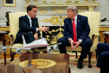 Gener&aacute;lny tajomn&iacute;k NATO Mark Rutte a americk&yacute; prezident Donald Trump v Bielom dome. FOTO: REUTERS