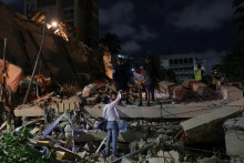 Z&aacute;chrann&eacute; zložky pracuj&uacute; na mieste zr&uacute;tenej budovy po zemetrasen&iacute; v Caracase vo Venezuele. FOTO: REUTERS