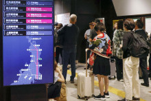 Elektronick&aacute; tabuľa zobrazuje pozastavenie železničnej dopravy z d&ocirc;vodu zemetrasenia na železničnej stanici v Sendai v Japonsku. FOTO: REUTERS