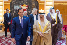 Americk&yacute; minister zahraničn&yacute;ch vec&iacute; Marco Rubio sa počas svojej n&aacute;v&scaron;tevy Bl&iacute;zkeho v&yacute;chodu stretol s bahrajnsk&yacute;m kr&aacute;ľom Hamadom bin Isom al-Chal&iacute;fom. FOTO: Reuters