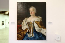 Na sn&iacute;mke M&aacute;ria Ter&eacute;zia s hermel&iacute;nov&yacute;m pl&aacute;&scaron;ťom a s uhorskou korunou z polovice 18. storočia počas st&aacute;lej expoz&iacute;cie Poklady star&eacute;ho umenia v Gal&eacute;rii Jozefa Koll&aacute;ra v Banskej &Scaron;tiavnici. FOTO: TASR/J&aacute;n Kro&scaron;l&aacute;k
