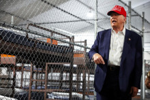 Prezident USA Donald Trump v dočasnom zadržiavacom centre pre migrantov, neform&aacute;lne zn&aacute;mom ako &bdquo;Alligator Alcatraz&ldquo; v Ochopee na Floride. FOTO: Reuters