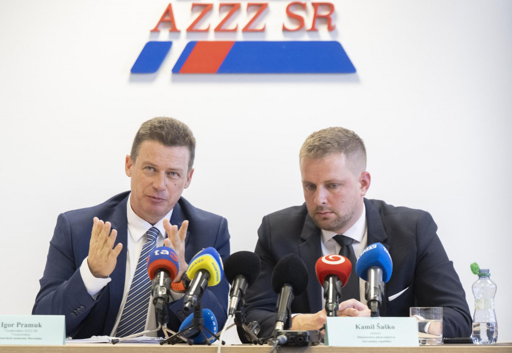 Prv&yacute; viceprezident Asoci&aacute;cie nemocn&iacute;c Slovenska (ANS) MUDr. Pamuk a minister zdravotn&iacute;ctva Kamil &Scaron;a&scaron;ko, MSc.