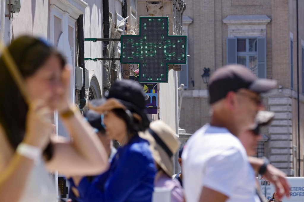 Na sn&iacute;mke elektronick&aacute; tabuľa ukazuje 36 stupňov Celzia počas hor&uacute;čav v talianskom hlavnom meste R&iacute;m.