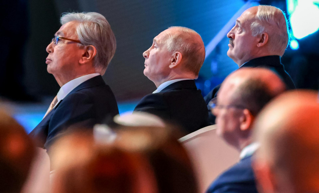 Zľava kaza&scaron;sk&yacute; prezident Kasym-Žomart Tokajev, rusk&yacute; prezident Vladimir Putin a bielorusk&yacute; prezident Alexander Luka&scaron;enko. FOTO: TASR/AP