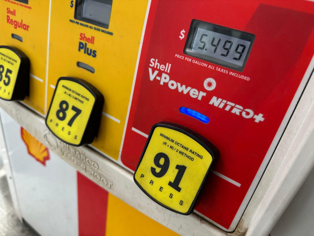 O vy&scaron;e percento klesla aj cena americkej ľahkej ropy WTI. FOTO: TASR/AP