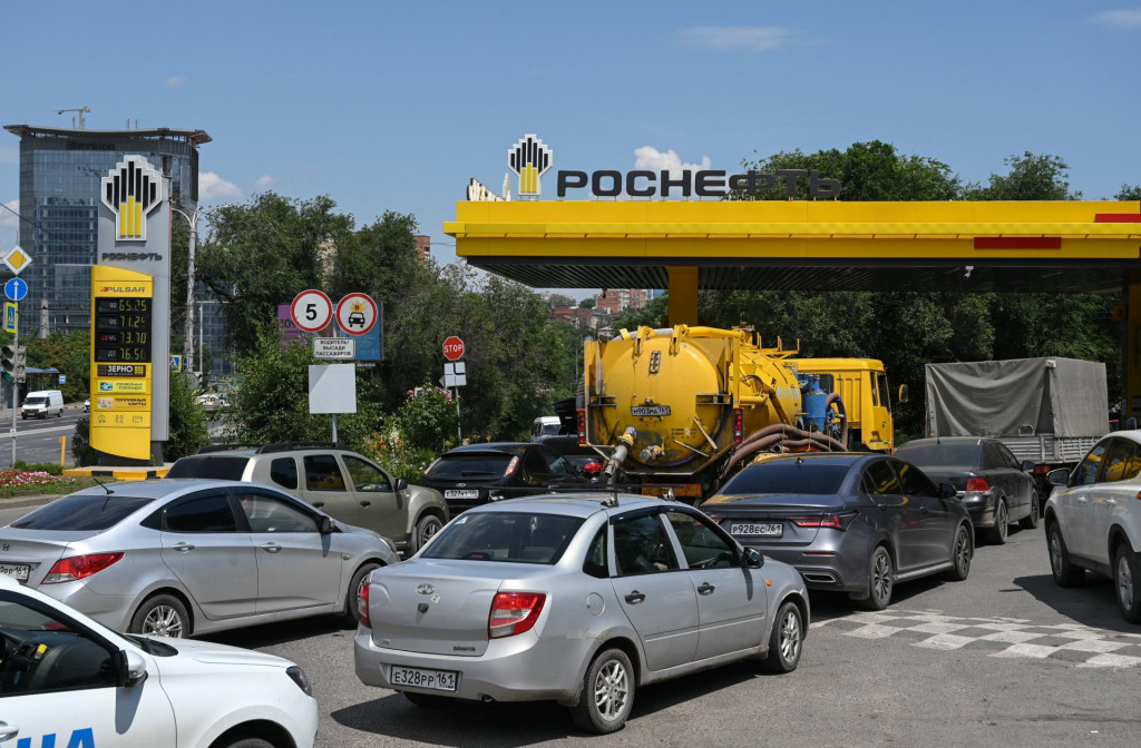 &Uacute;toky Ukrajincov na rusk&uacute; ropn&uacute; infra&scaron;trukt&uacute;ru sp&ocirc;sobuj&uacute; nedostatok paliva na pump&aacute;ch. FOTO: Reuters