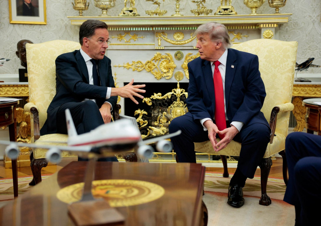 Gener&aacute;lny tajomn&iacute;k NATO Mark Rutte a americk&yacute; prezident Donald Trump v Bielom dome. FOTO: REUTERS
