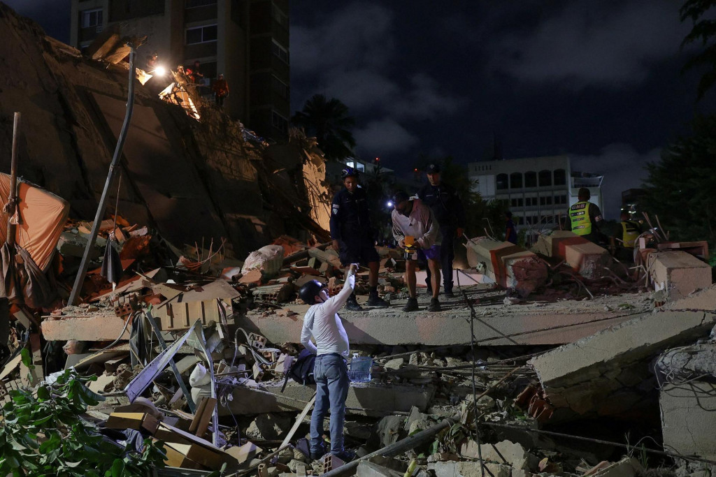 Z&aacute;chrann&eacute; zložky pracuj&uacute; na mieste zr&uacute;tenej budovy po zemetrasen&iacute; v Caracase vo Venezuele. FOTO: REUTERS