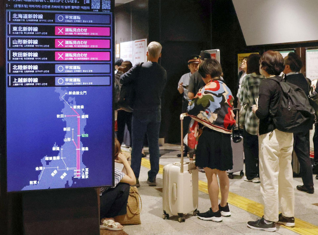 Elektronick&aacute; tabuľa zobrazuje pozastavenie železničnej dopravy z d&ocirc;vodu zemetrasenia na železničnej stanici v Sendai v Japonsku. FOTO: REUTERS