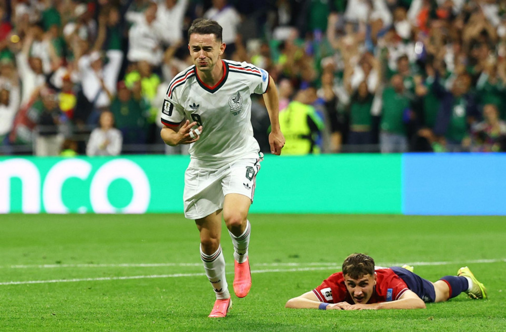 Mexičan Alvaro Fidalgo oslavuje tret&iacute; g&oacute;l svojho t&iacute;mu. FOTO: REUTERS