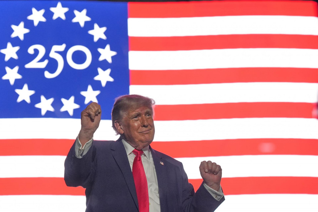 Americk&yacute; prezident Donald Trump ukončuje svoj prejav počas otvorenia osl&aacute;v 250. v&yacute;ročia nez&aacute;vislosti USA na promen&aacute;de National Mall vo Washingtone 24. j&uacute;na 2026. FOTO: TASR/AP