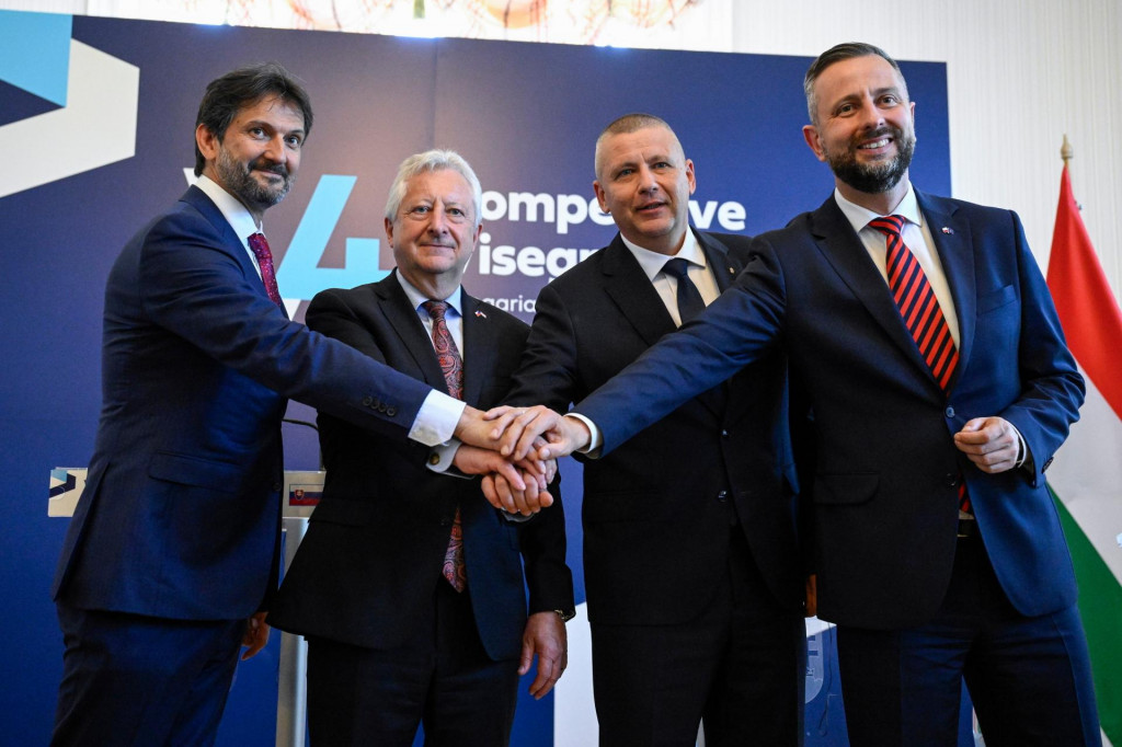 Ministri obrany kraj&iacute;n Vy&scaron;ehradskej &scaron;tvorky zľava Robert Kaliň&aacute;k (Slovensko), Jarom&iacute;r Zůna (Česko), Romulusz Ruszin-Szendi (Maďarsko) a Wladyslaw Kosiniak-Kamysz (Poľsko) p&oacute;zuj&uacute; po pracovnom stretnut&iacute; v maďarskej metropole Budape&scaron;ť. FOTO: TASR/AP