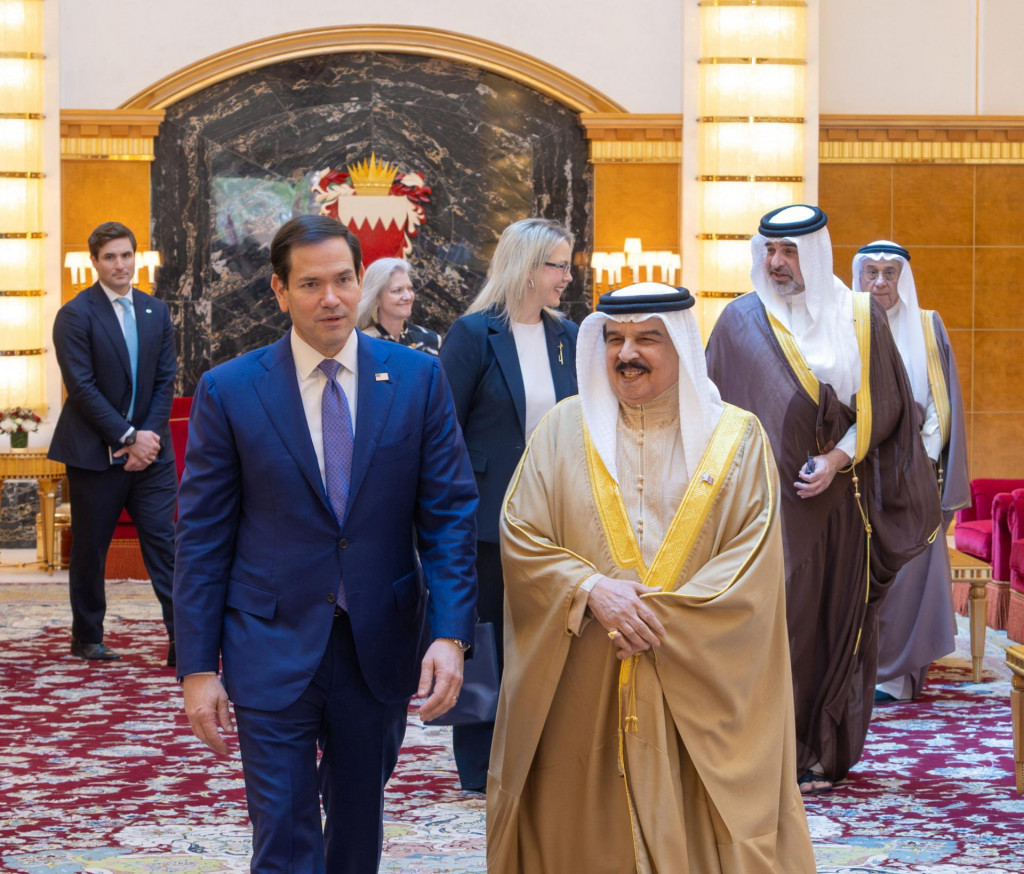 Americk&yacute; minister zahraničn&yacute;ch vec&iacute; Marco Rubio sa počas svojej n&aacute;v&scaron;tevy Bl&iacute;zkeho v&yacute;chodu stretol s bahrajnsk&yacute;m kr&aacute;ľom Hamadom bin Isom al-Chal&iacute;fom. FOTO: Reuters