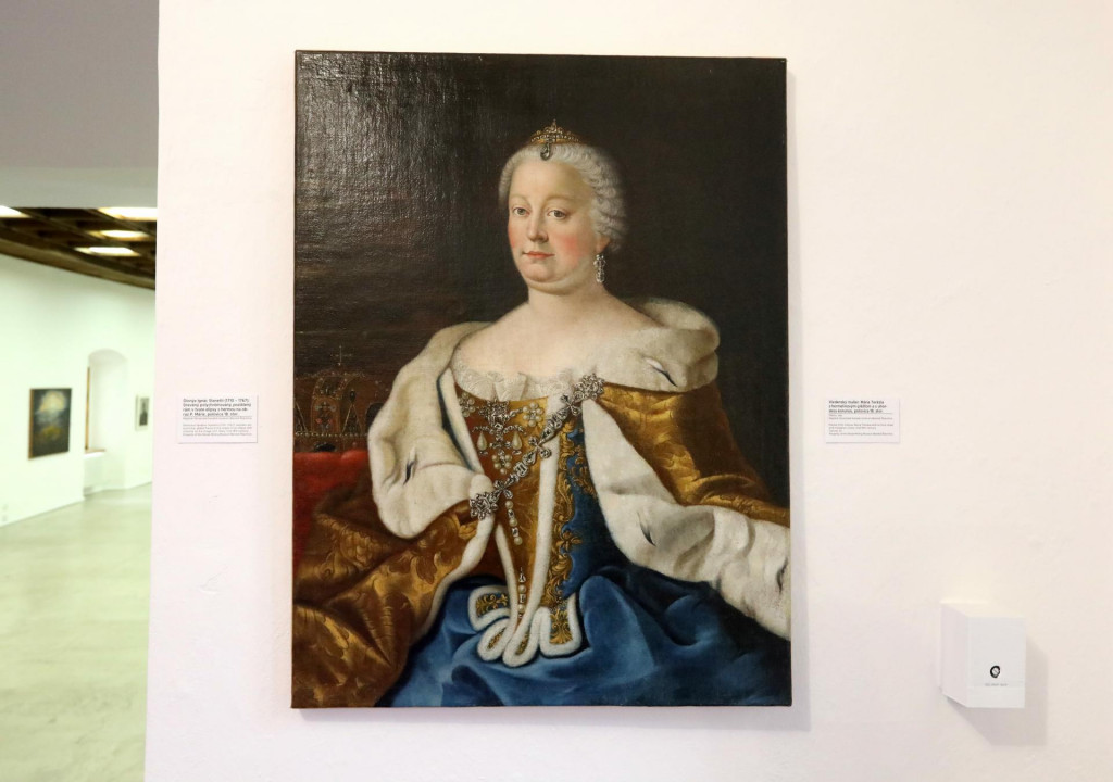 Na sn&iacute;mke M&aacute;ria Ter&eacute;zia s hermel&iacute;nov&yacute;m pl&aacute;&scaron;ťom a s uhorskou korunou z polovice 18. storočia počas st&aacute;lej expoz&iacute;cie Poklady star&eacute;ho umenia v Gal&eacute;rii Jozefa Koll&aacute;ra v Banskej &Scaron;tiavnici. FOTO: TASR/J&aacute;n Kro&scaron;l&aacute;k